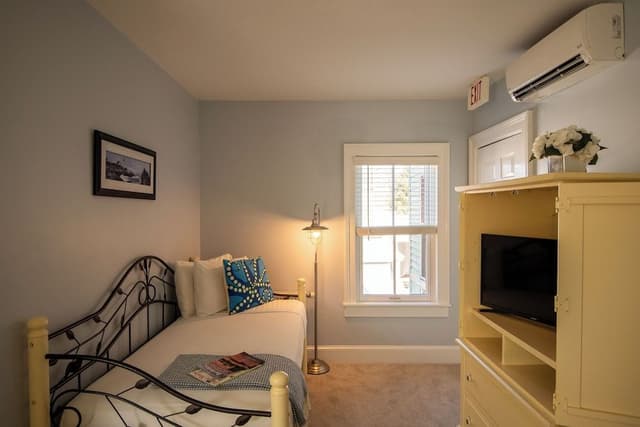 Deluxe Queen Suite