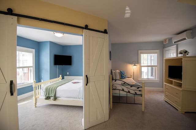 Deluxe Queen Suite