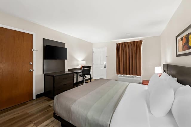 Room, 1 King Bed, Accessible, Smoking