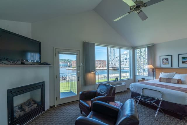 Junior Suite, 1 Queen Bed, Hot Tub, Canal View