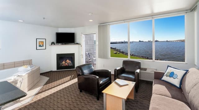 Executive Suite, 1 King Bed with Sofa bed, Hot Tub, Bay View