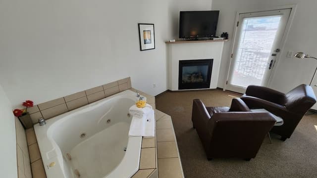 Junior Suite, 1 Queen Bed, Hot Tub, Canal View
