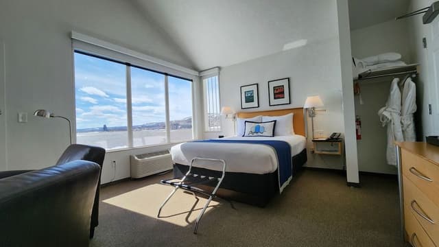 Junior Suite, 1 Queen Bed, Hot Tub, Bay View