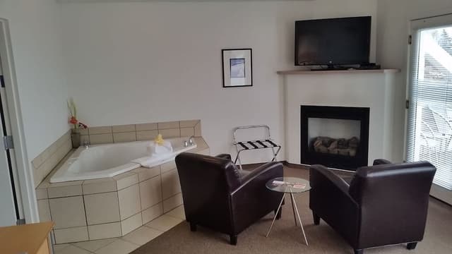 Junior Suite, 1 Queen Bed, Hot Tub, Canal View