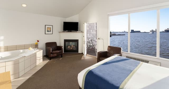 Junior Suite, 1 Queen Bed, Hot Tub, Bay View
