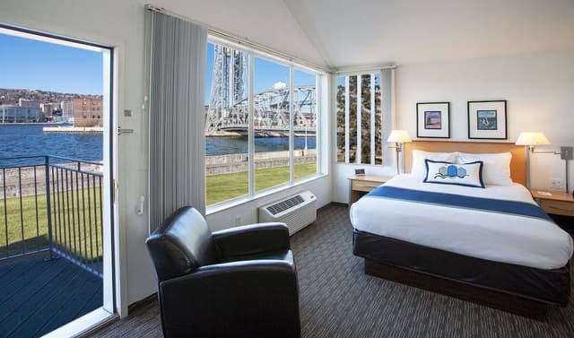 Junior Suite, 1 Queen Bed, Hot Tub, Canal View