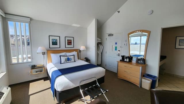Junior Suite, 1 Queen Bed, Hot Tub, Canal View
