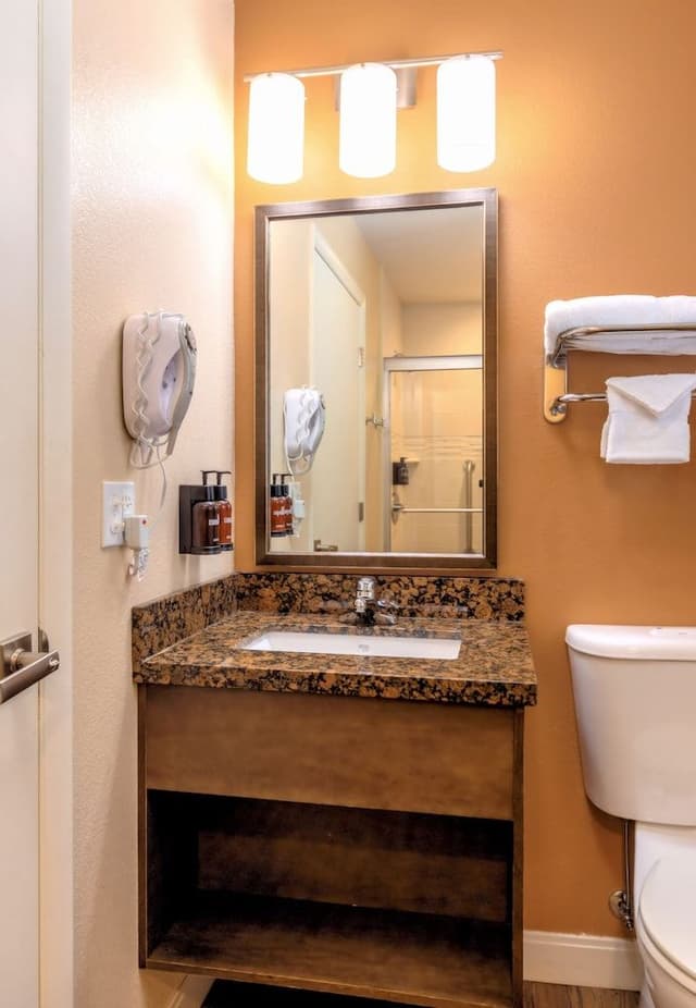 Deluxe Room, 1 King Bed, Corner