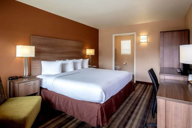 Deluxe Room, 1 King Bed, Corner
