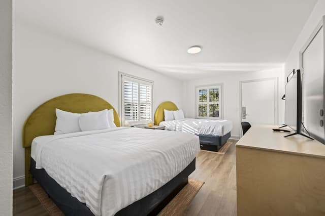 2 Queen Beds Corner Creekview