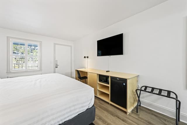 Room, 1 King Bed, Non Smoking (Pet Friendly)