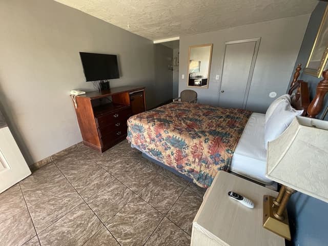 Standard Room, 1 Queen Bed