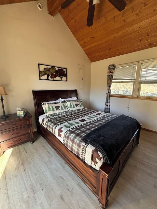 2 Bedroom River Front Cabin with a Loft #10