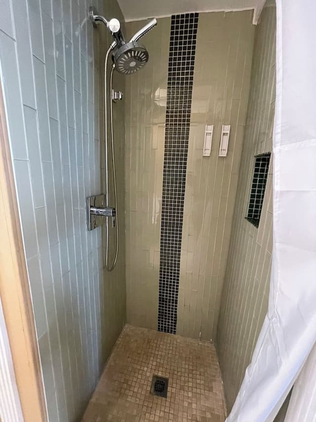 Comfort Suite, 1 Queen Bed, Jetted Tub, Courtyard View