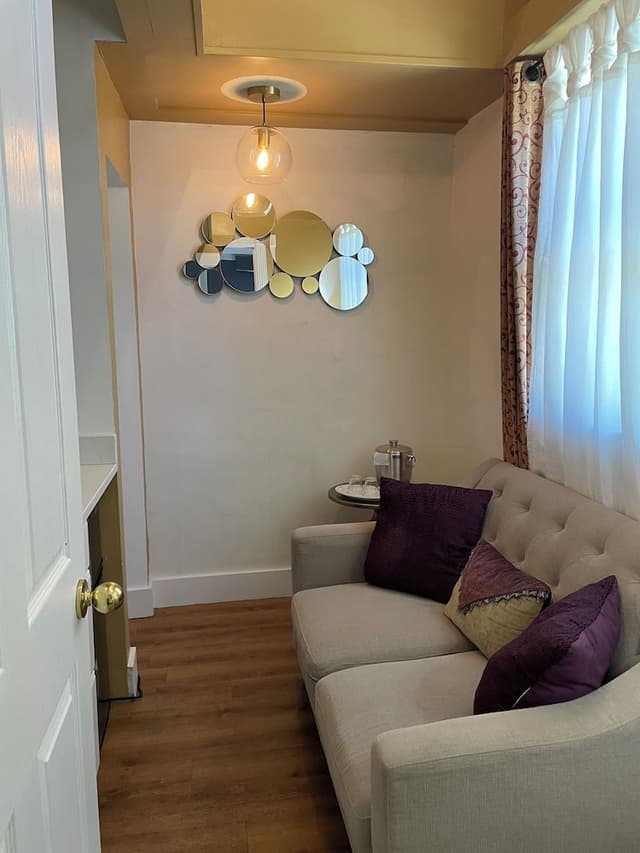 Comfort Suite, 1 Queen Bed, Jetted Tub, Courtyard View