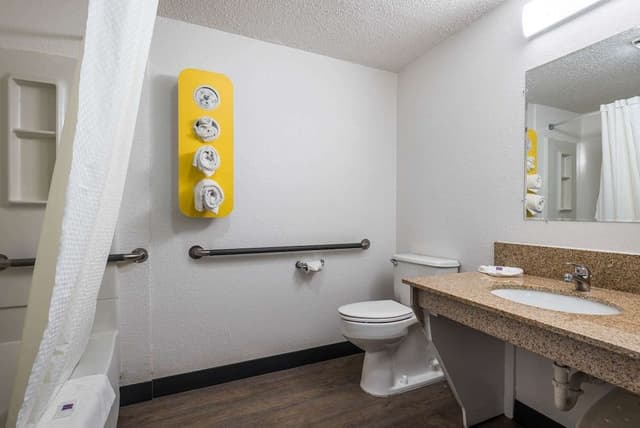 Standard Room, 1 Queen Bed, Accessible, Non Smoking