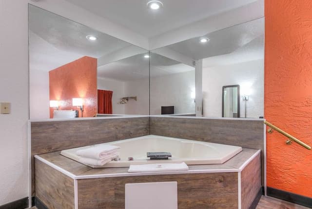 Deluxe Suite, 1 Queen Bed, Non Smoking, Hot Tub