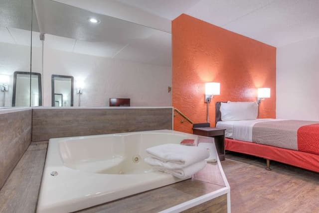 Deluxe Suite, 1 Queen Bed, Non Smoking, Hot Tub