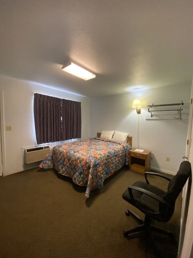 Standard Room, 1 Queen Bed