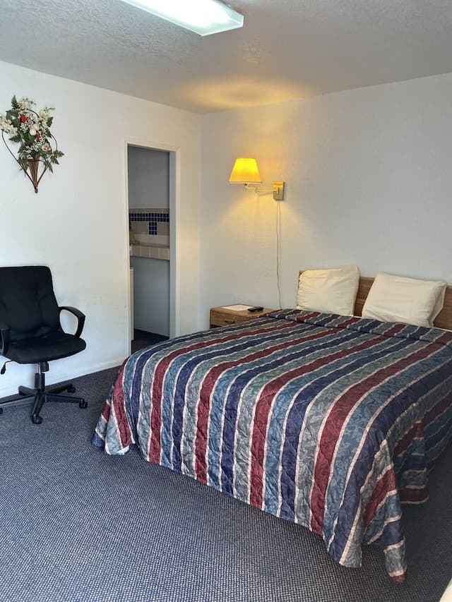 Standard Room, 1 Queen Bed