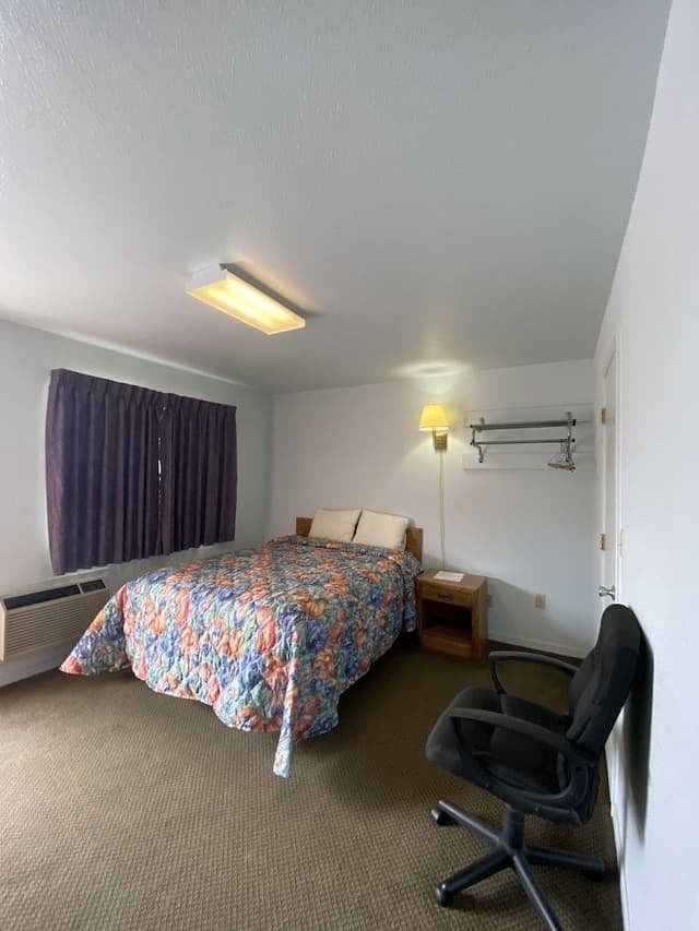 Standard Room, 1 Queen Bed