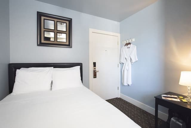 Standard Room, 1 Full Bed, Shared Bathroom