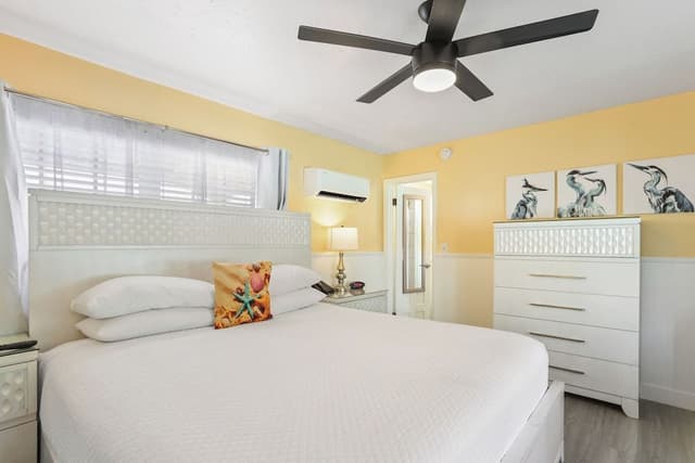 Standard Room, 1 King Bed, Non Smoking, Private Bathroom