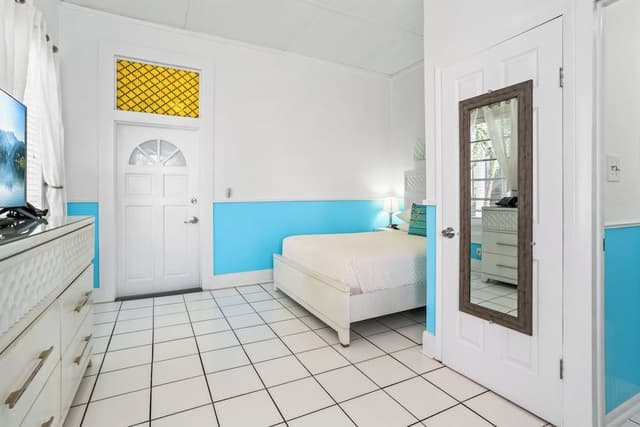 Standard Room, 1 Queen Bed, Non Smoking, Private Bathroom