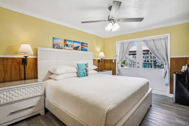 Standard Room, 1 King Bed, Non Smoking, Private Bathroom