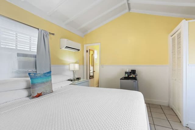 Standard Room, 1 King Bed, Non Smoking, Private Bathroom