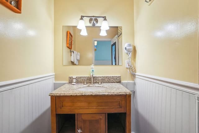 Standard Room, 1 Queen Bed, Non Smoking, Private Bathroom