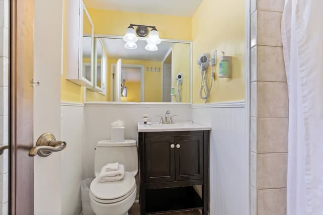 Standard Room, 1 King Bed, Non Smoking, Private Bathroom