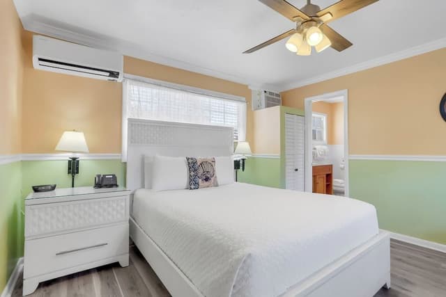 Standard Room, 1 Queen Bed, Non Smoking, Private Bathroom