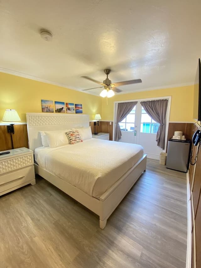 Standard Room, 1 King Bed, Non Smoking, Private Bathroom
