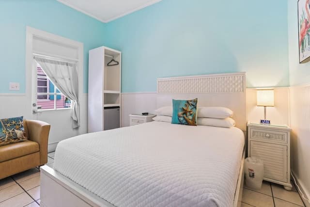 Standard Room, 1 Queen Bed, Non Smoking, Private Bathroom