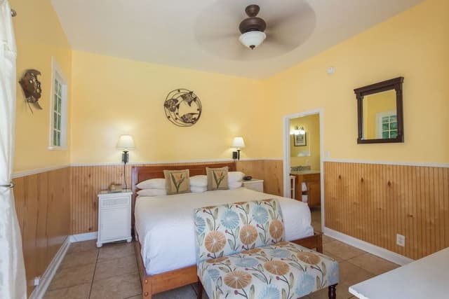 Standard Room, 1 King Bed, Non Smoking, Private Bathroom
