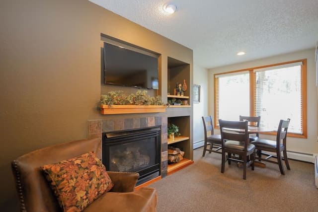 Suite (1 Bedroom Full Kitchen River Level)