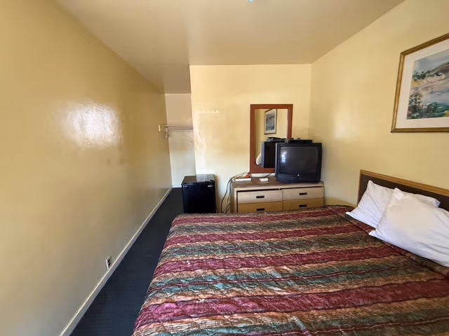 Studio, 1 Queen Bed, Smoking, Kitchenette