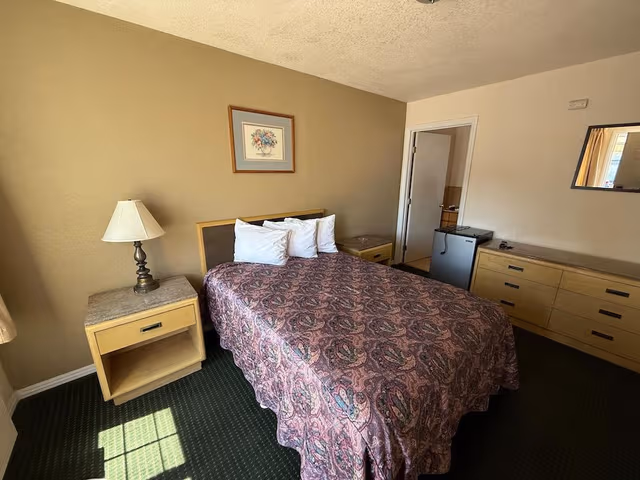 Studio, 1 Queen Bed, Smoking, Kitchenette