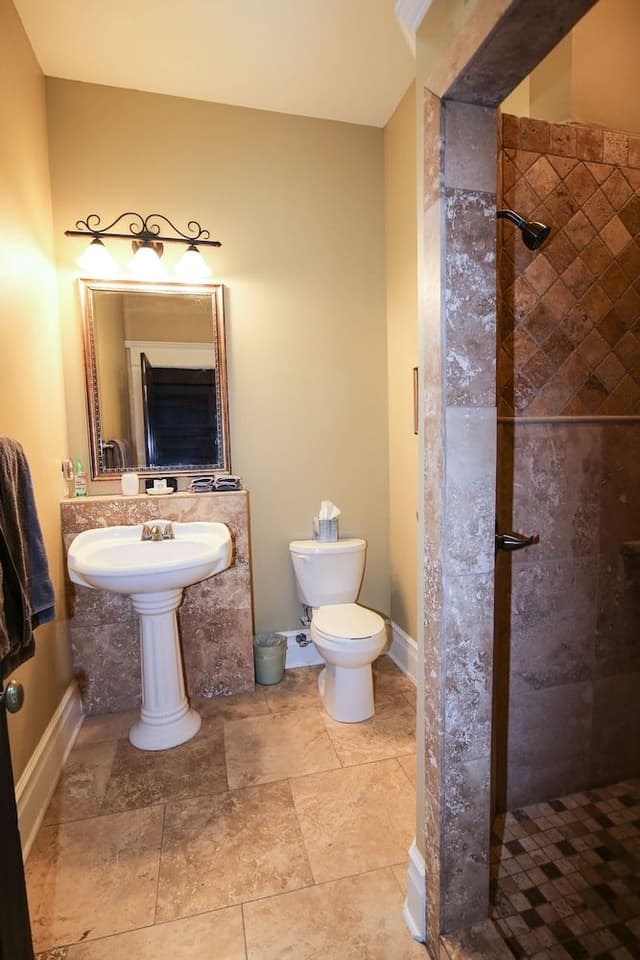Superior Suite, Ensuite (Cogdell Suite First Floor)