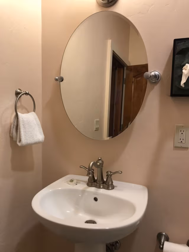Basic Room, 1 Queen Bed