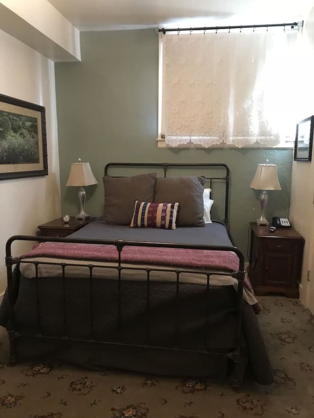 Basic Room, 1 Queen Bed