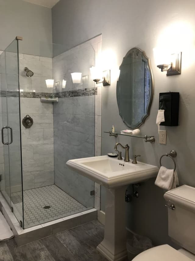 Basic Room, 1 King Bed