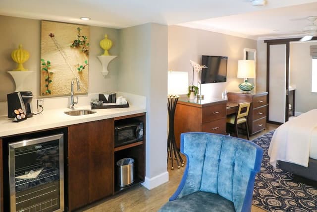 Suite, 1 King Bed with Sofa bed