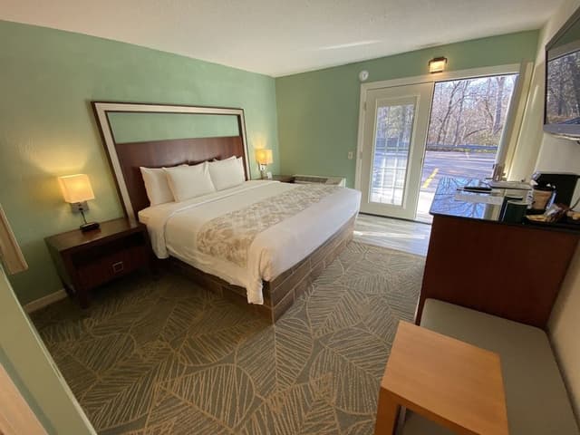 Premium Double Room, 1 King Bed, Accessible, Ground Floor