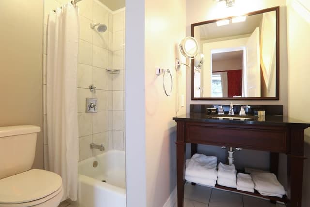 2 Double Beds, Historic W/ Balcony