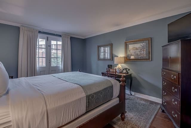 1 Queen Bed, Courtyard W/ Balcony