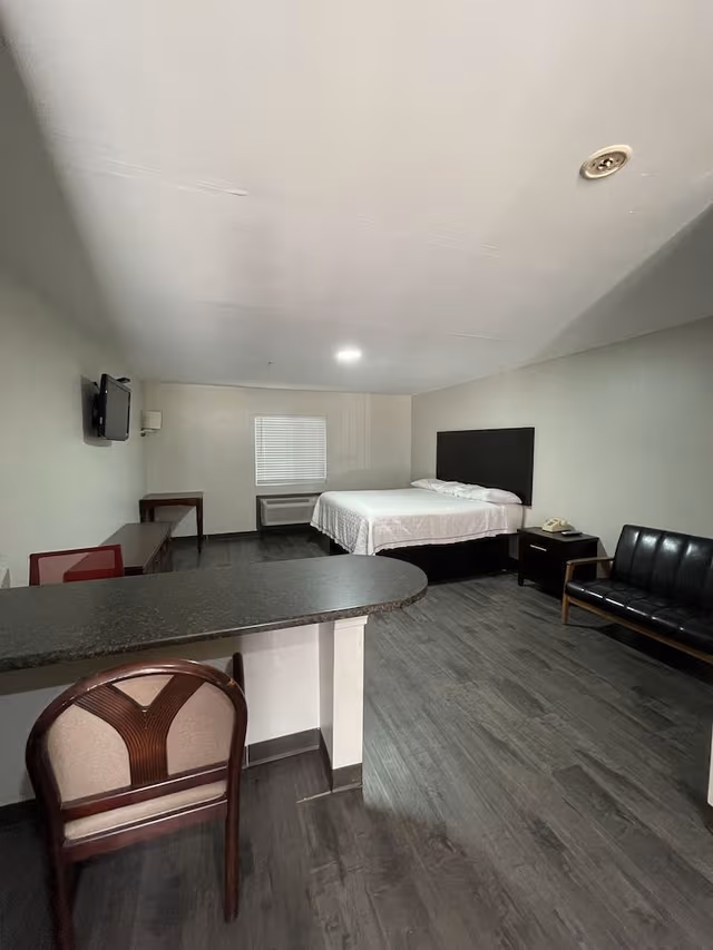 Basic Studio Suite, 1 King Bed, Non Smoking