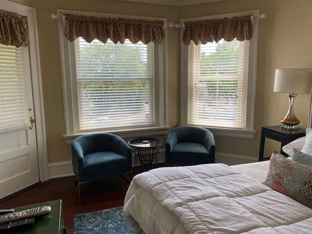 Room, 1 Queen Bed, Non Smoking, Jetted Tub (Lily)