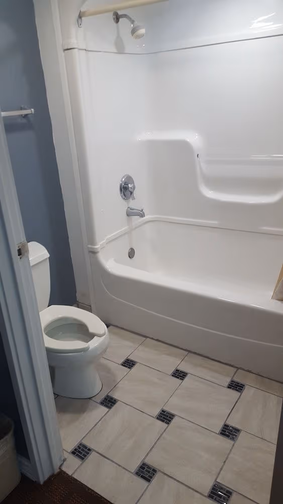 Standard Room, 1 Queen Bed, Non Smoking, Refrigerator & Microwave